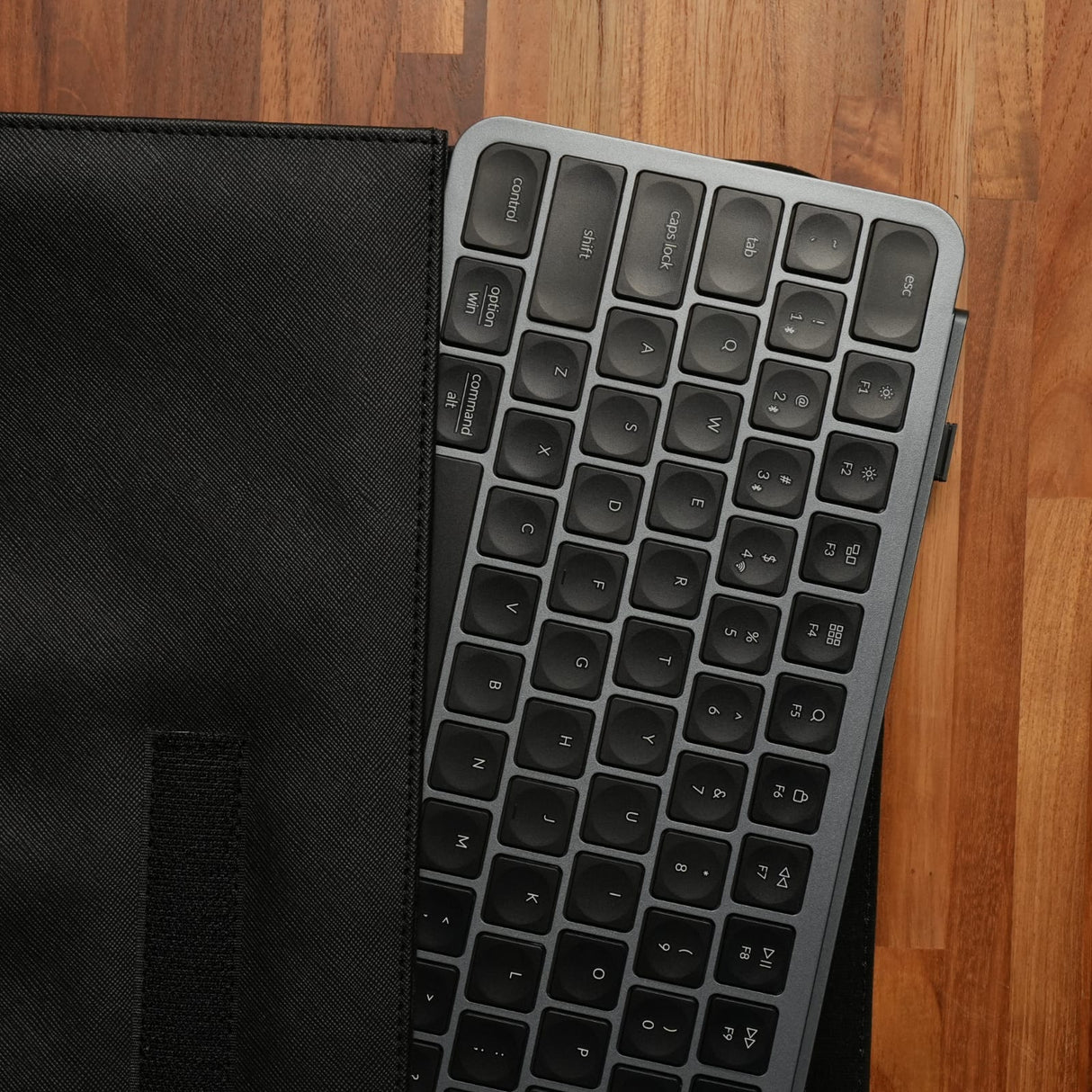 Paket Sleeves Keychron B2 Pro Ultra-Slim Wireless Keyboard with Numpad - supports 2.4 GHz, Bluetooth, and a wired connection